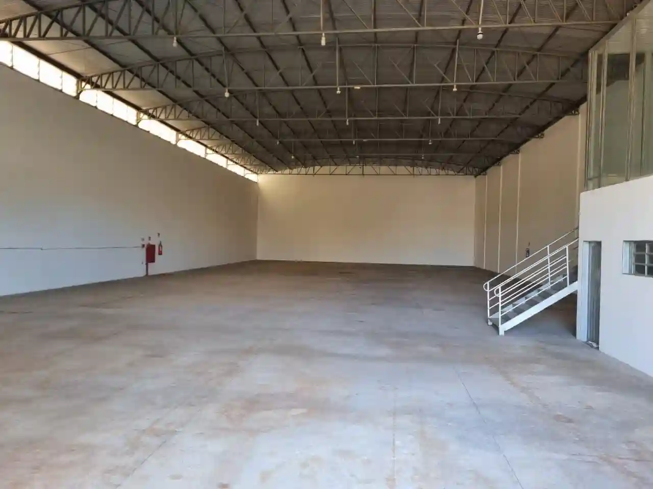 Galpão / Depósito / Armazém  para aluguel, 1000m² — foto 1 de 12