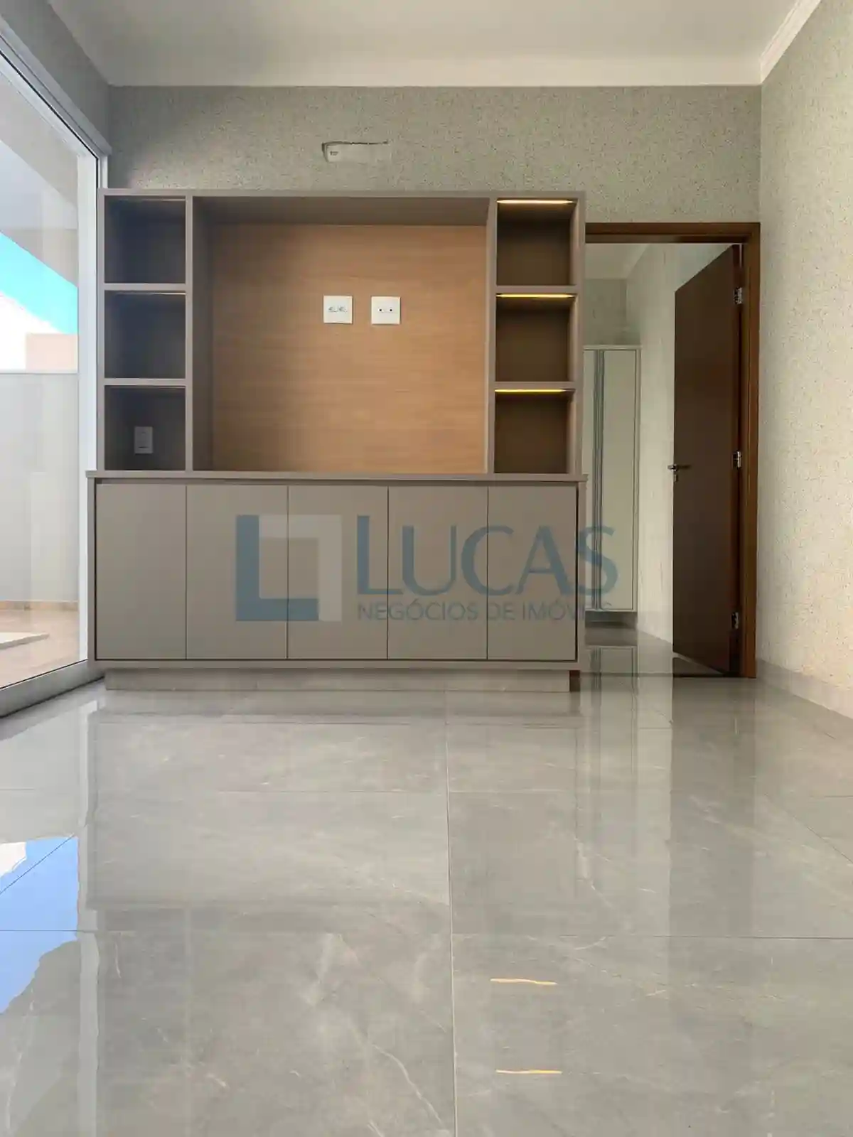 Casa de Condomínio com 3 quartos à venda, 190m² — foto 2 de 7