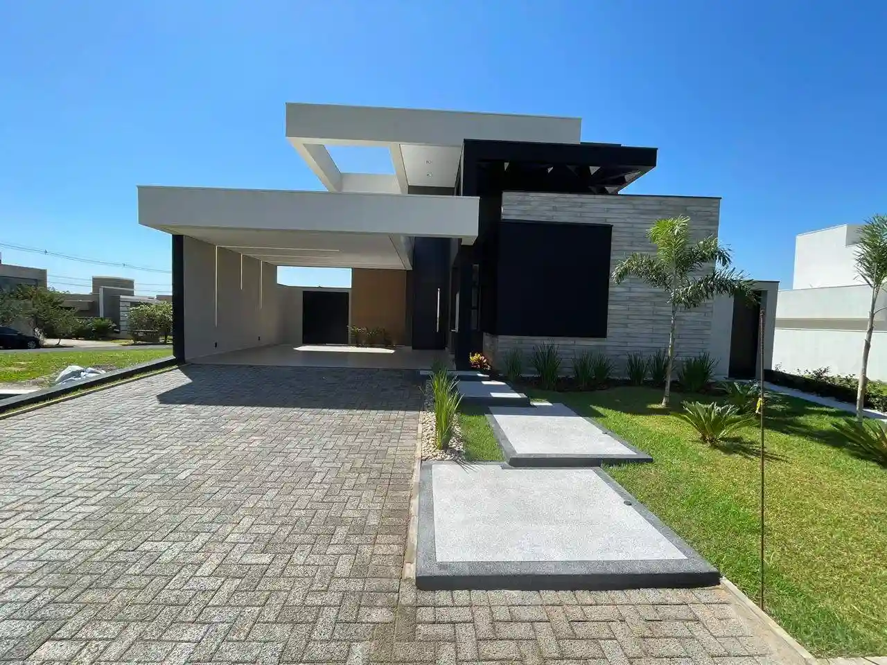 Casa de Condomínio com 3 quartos à venda, 230m² — foto 1 de 42