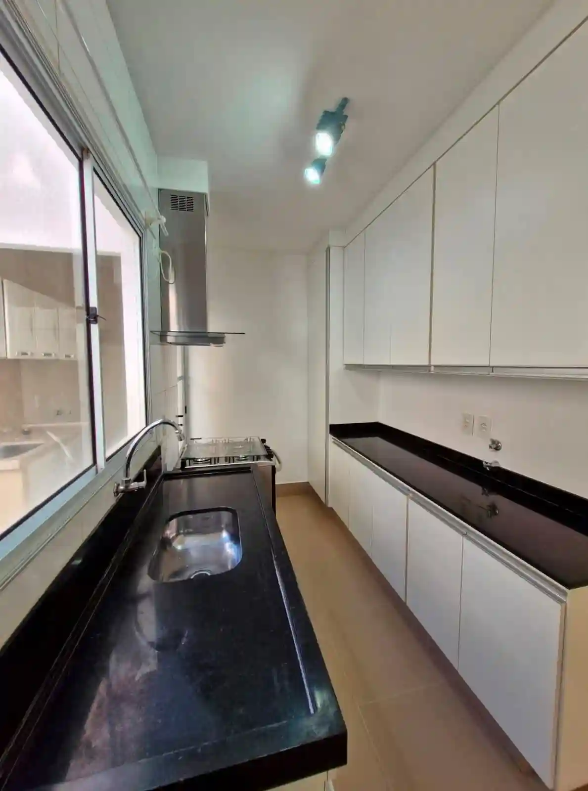 Casa de Condomínio com 3 quartos à venda, 10m² — foto 2 de 18