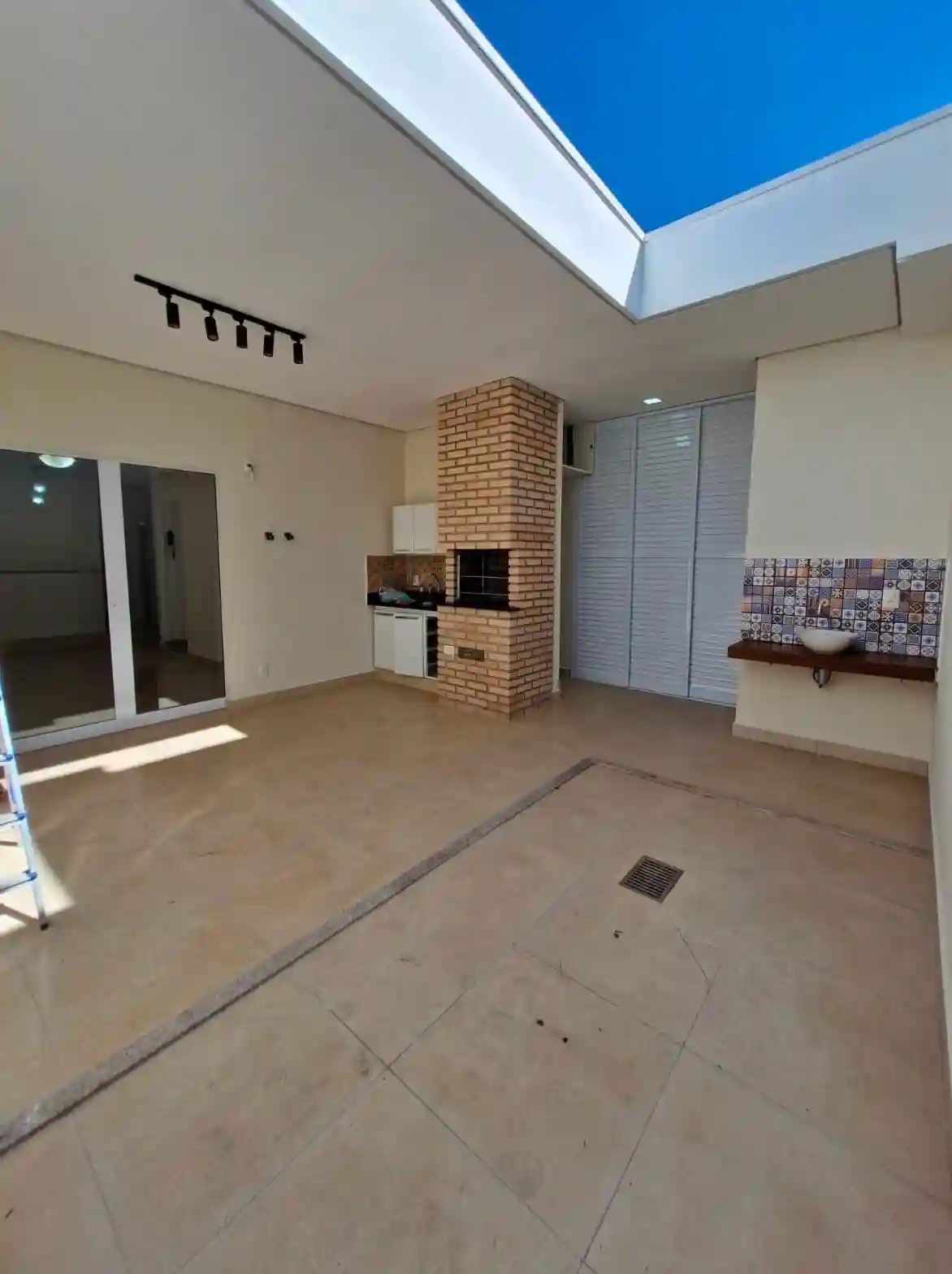 Casa de Condomínio com 3 quartos à venda, 10m² — foto 1 de 18