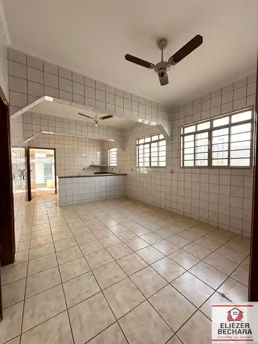Casa Comercial com 4 quartos à venda, 215m² — foto 1 de 23