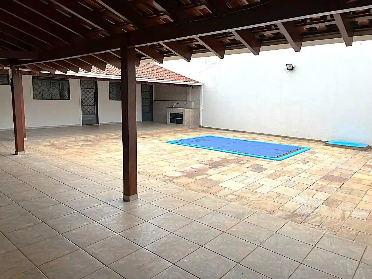 Casa com 4 quartos para aluguel, 300m² — foto 16 de 18