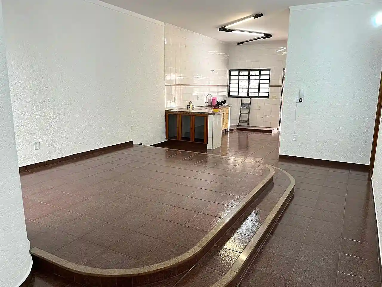Casa com 4 quartos para aluguel, 300m² — foto 5 de 18