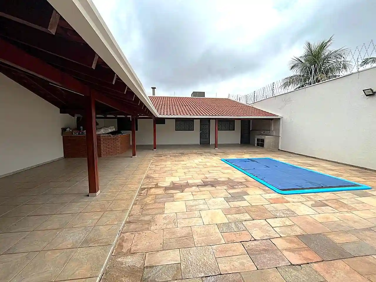 Casa com 4 quartos para aluguel, 300m² — foto 17 de 18