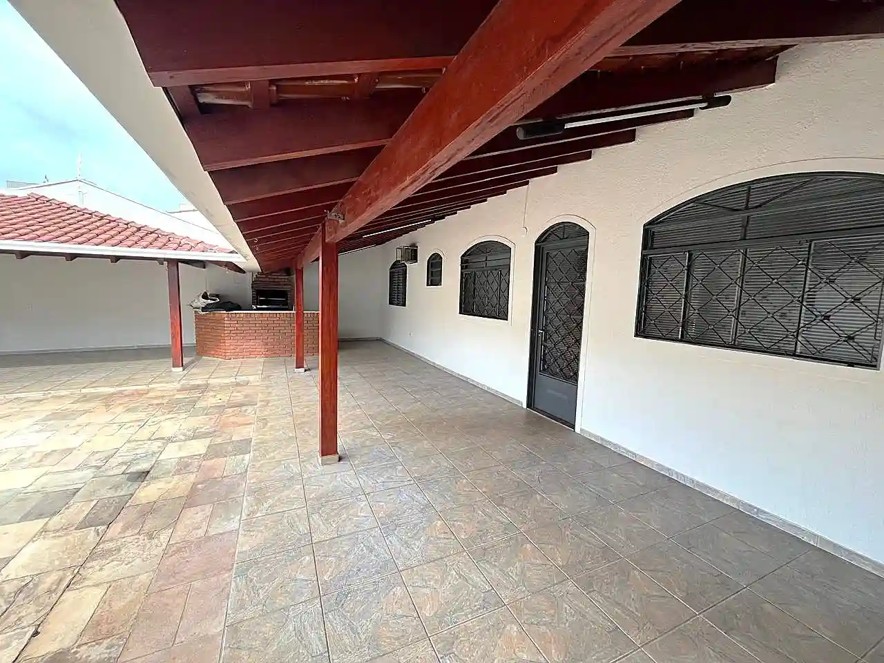 Casa com 4 quartos para aluguel, 300m² — foto 12 de 18