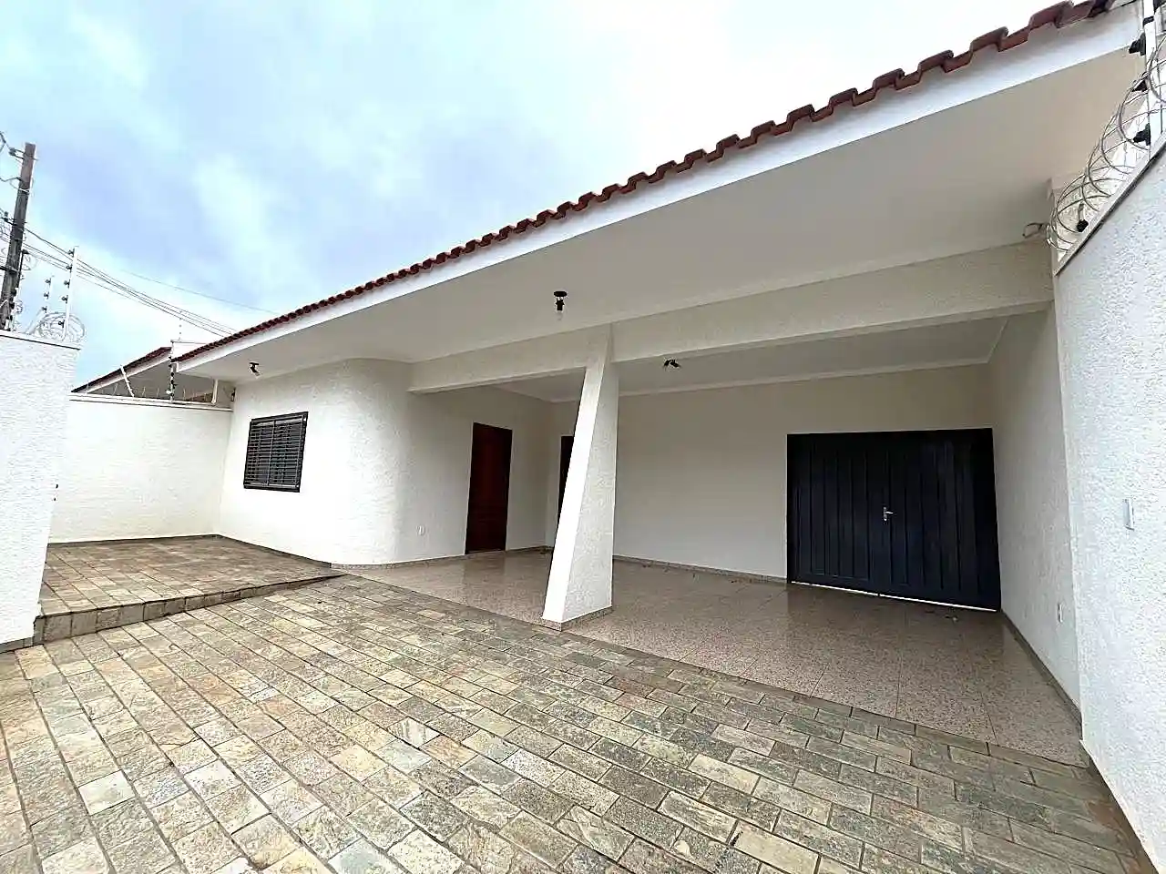 Casa com 4 quartos para aluguel, 300m² — foto 2 de 18