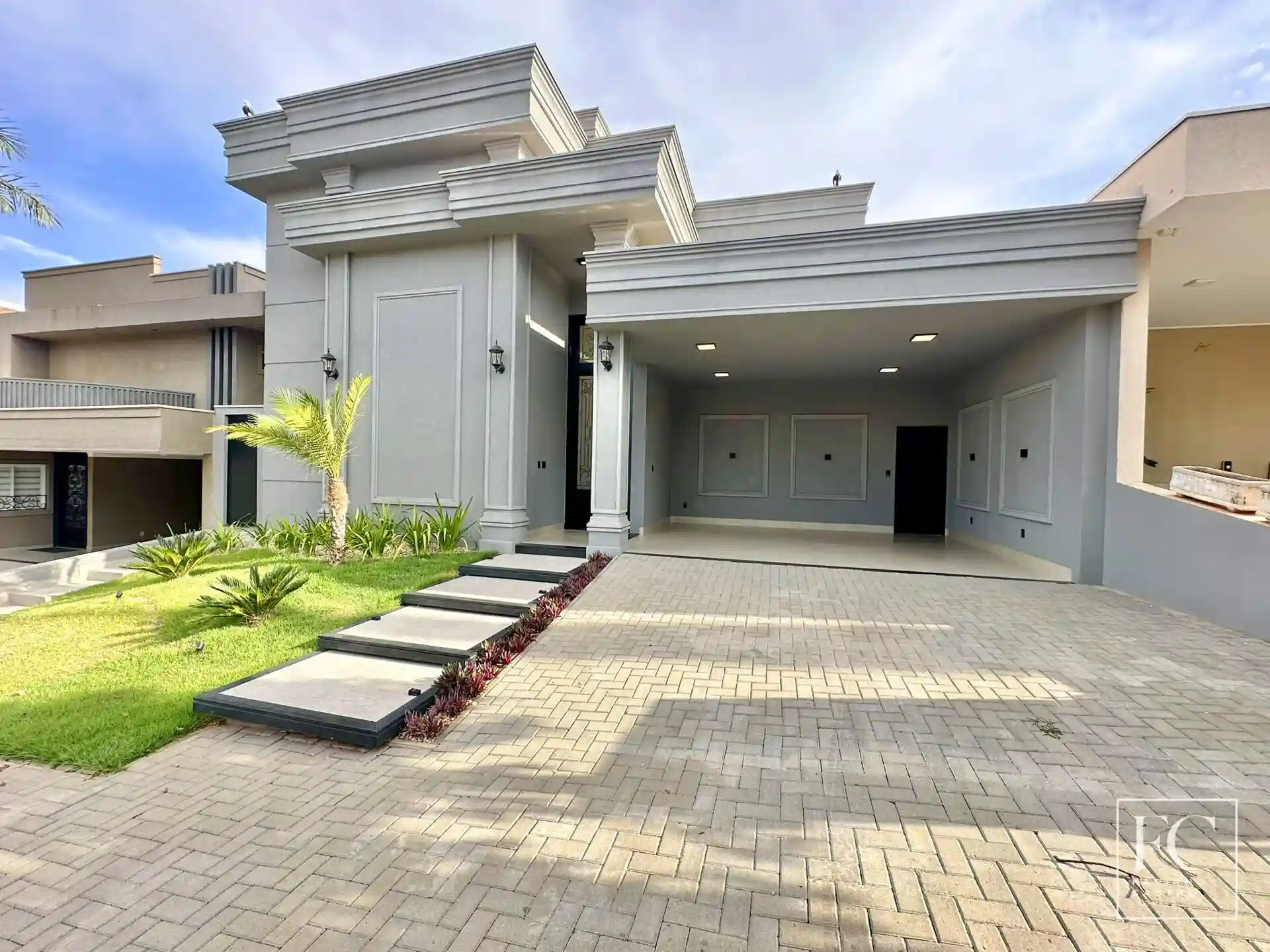 Casa de Condomínio com 3 quartos à venda, 235m² — foto 2 de 32