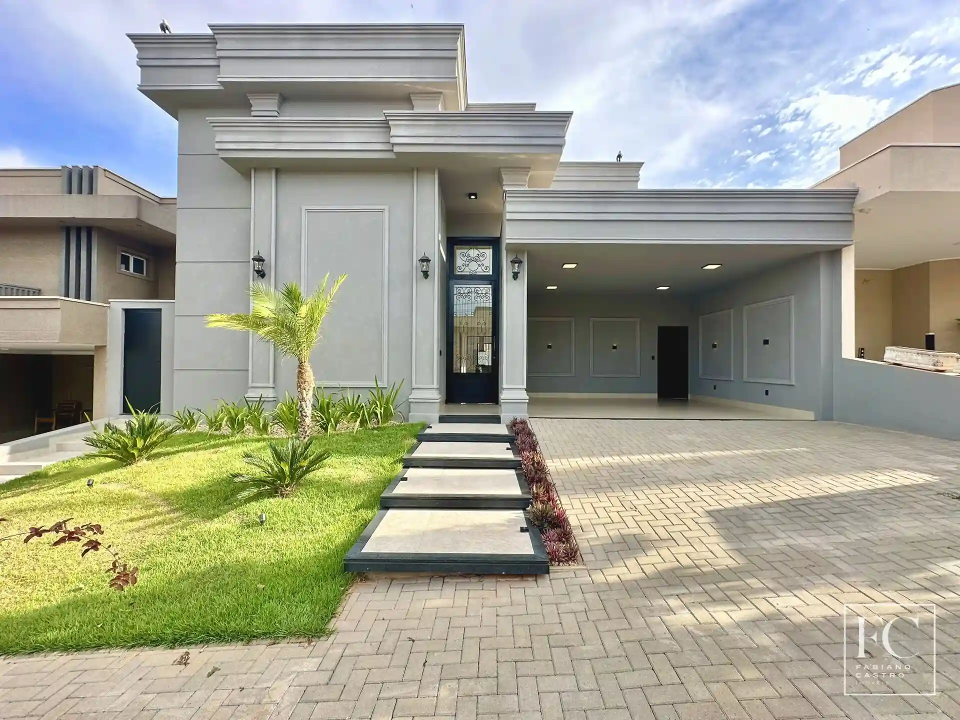 Casa de Condomínio com 3 quartos à venda, 235m² — foto 1 de 32