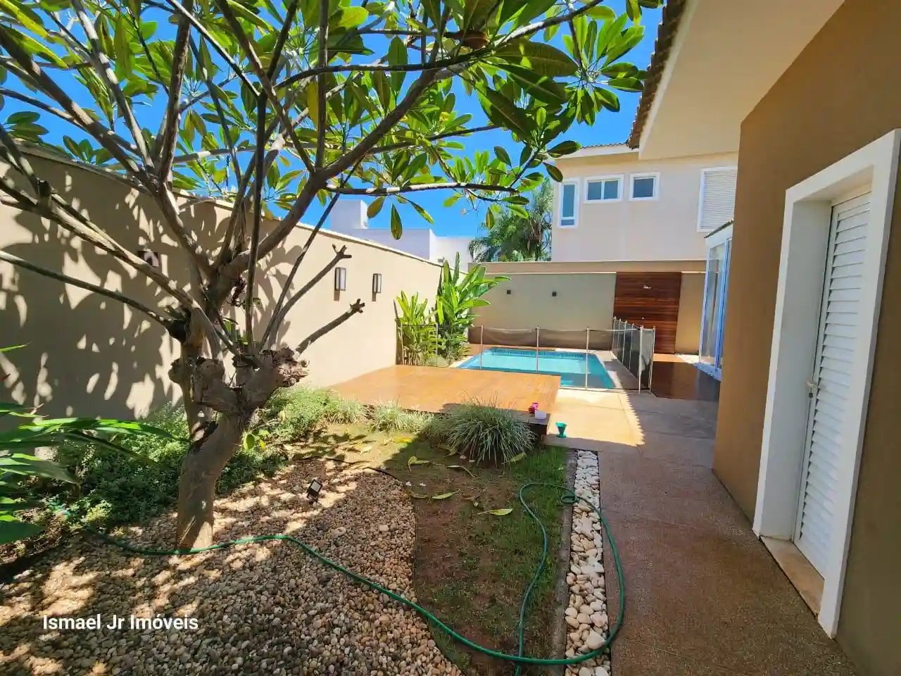 Casa de Condomínio com 4 quartos à venda, 469m² — foto 1 de 38