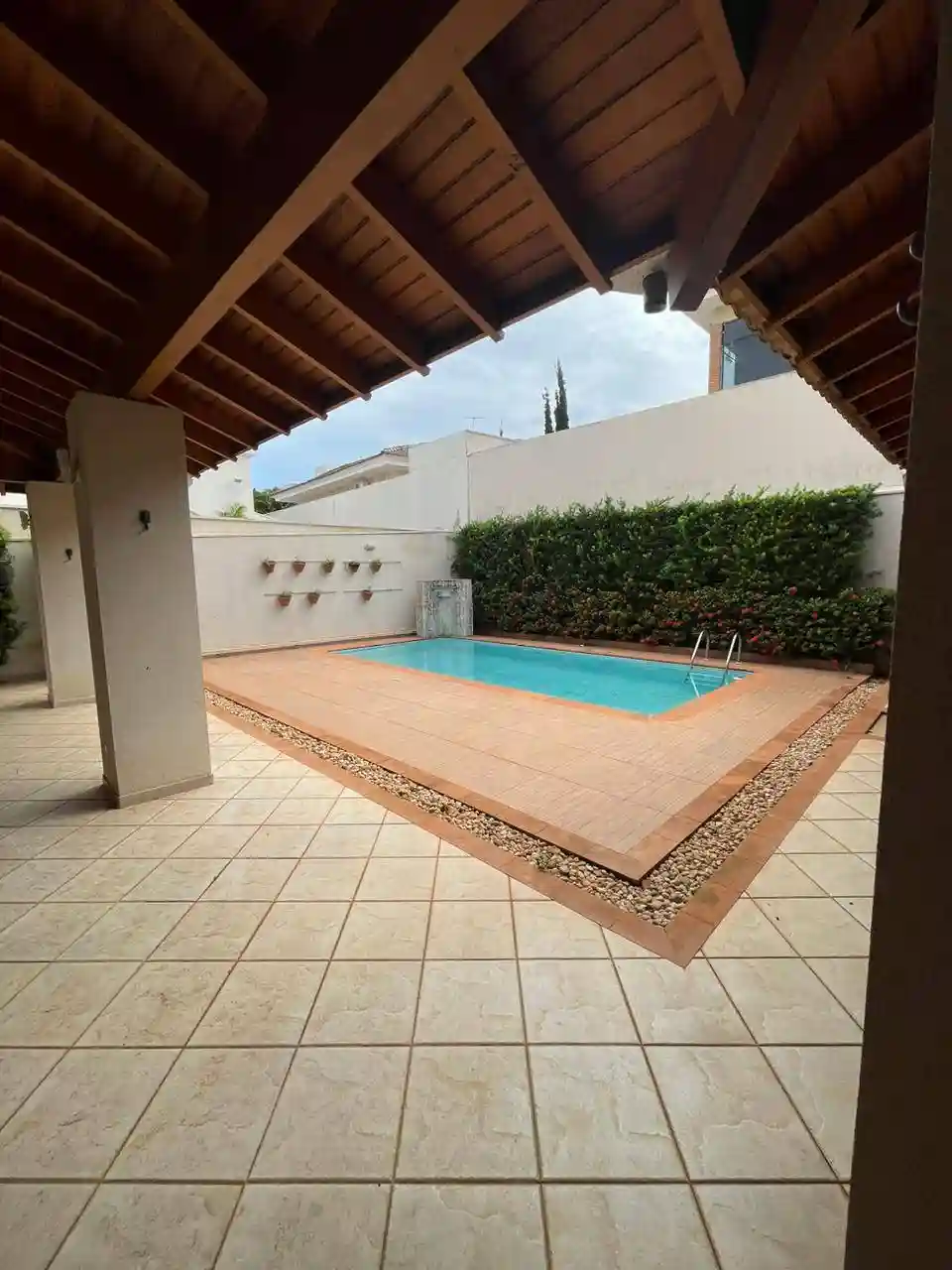 Casa de Condomínio com 4 quartos para aluguel, 350m² — foto 1 de 24