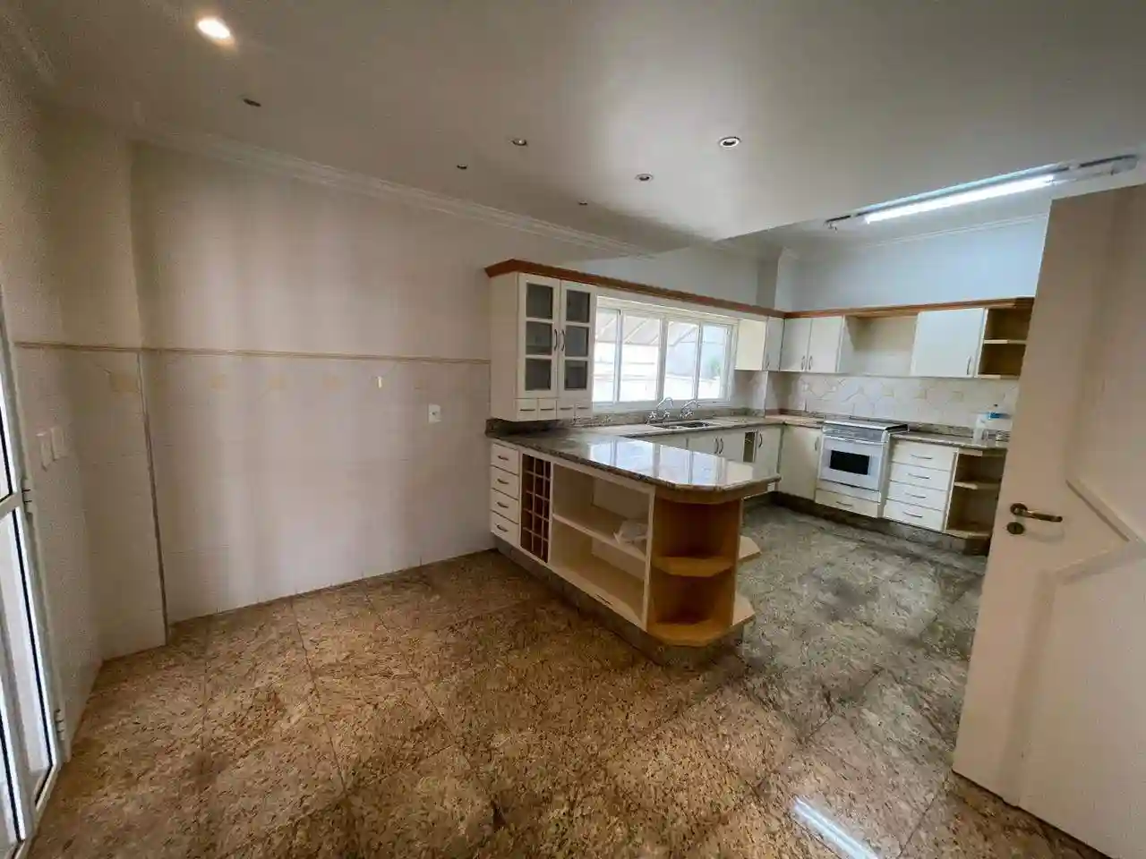 Casa de Condomínio com 4 quartos para aluguel, 350m² — foto 5 de 24