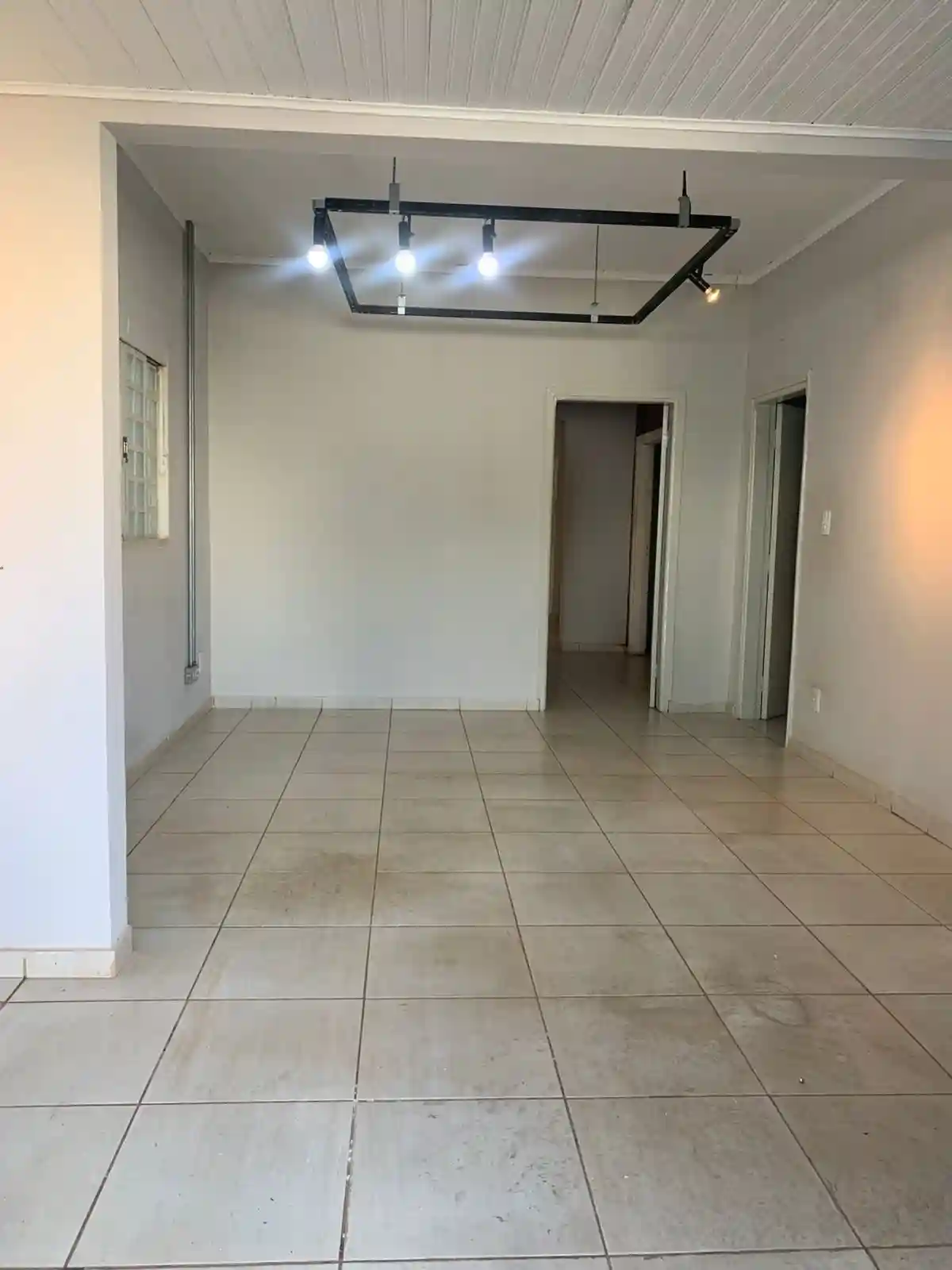 Casa Comercial com 5 quartos para aluguel, 180m² — foto 2 de 7