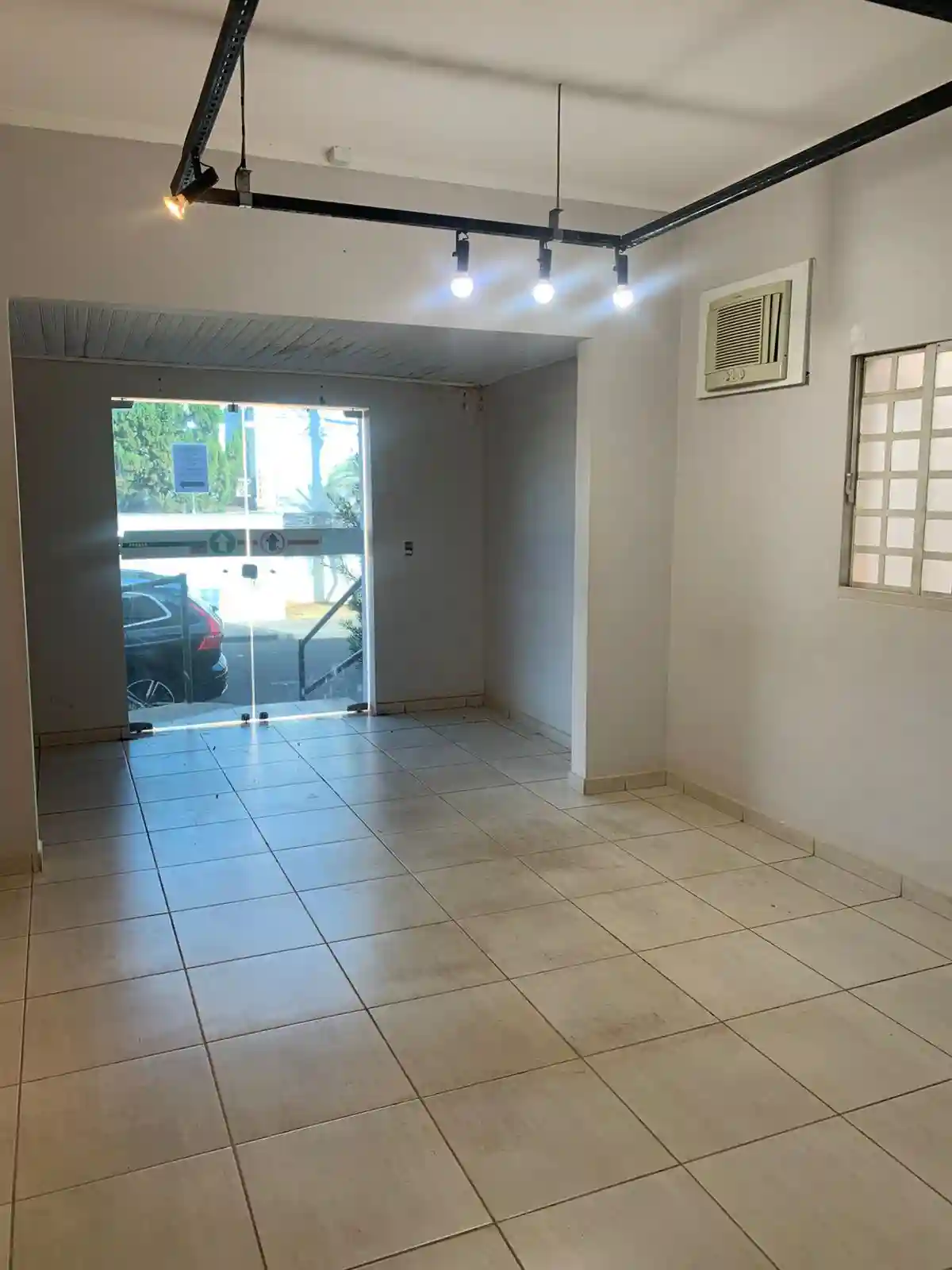 Casa Comercial com 5 quartos para aluguel, 180m² — foto 5 de 7