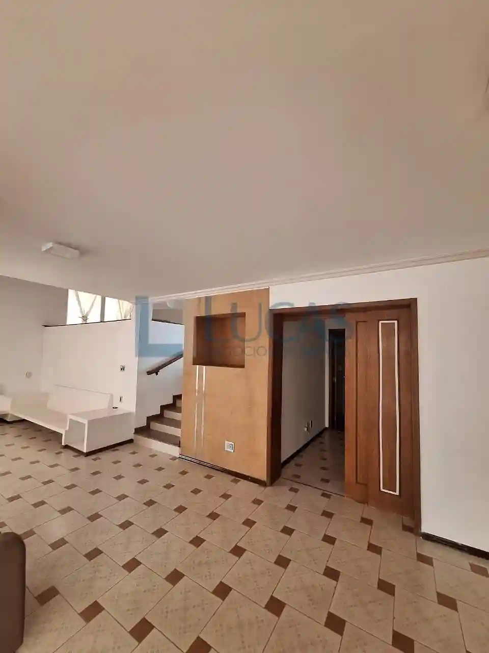 Casa com 3 quartos para aluguel, 360m² — foto 1 de 14