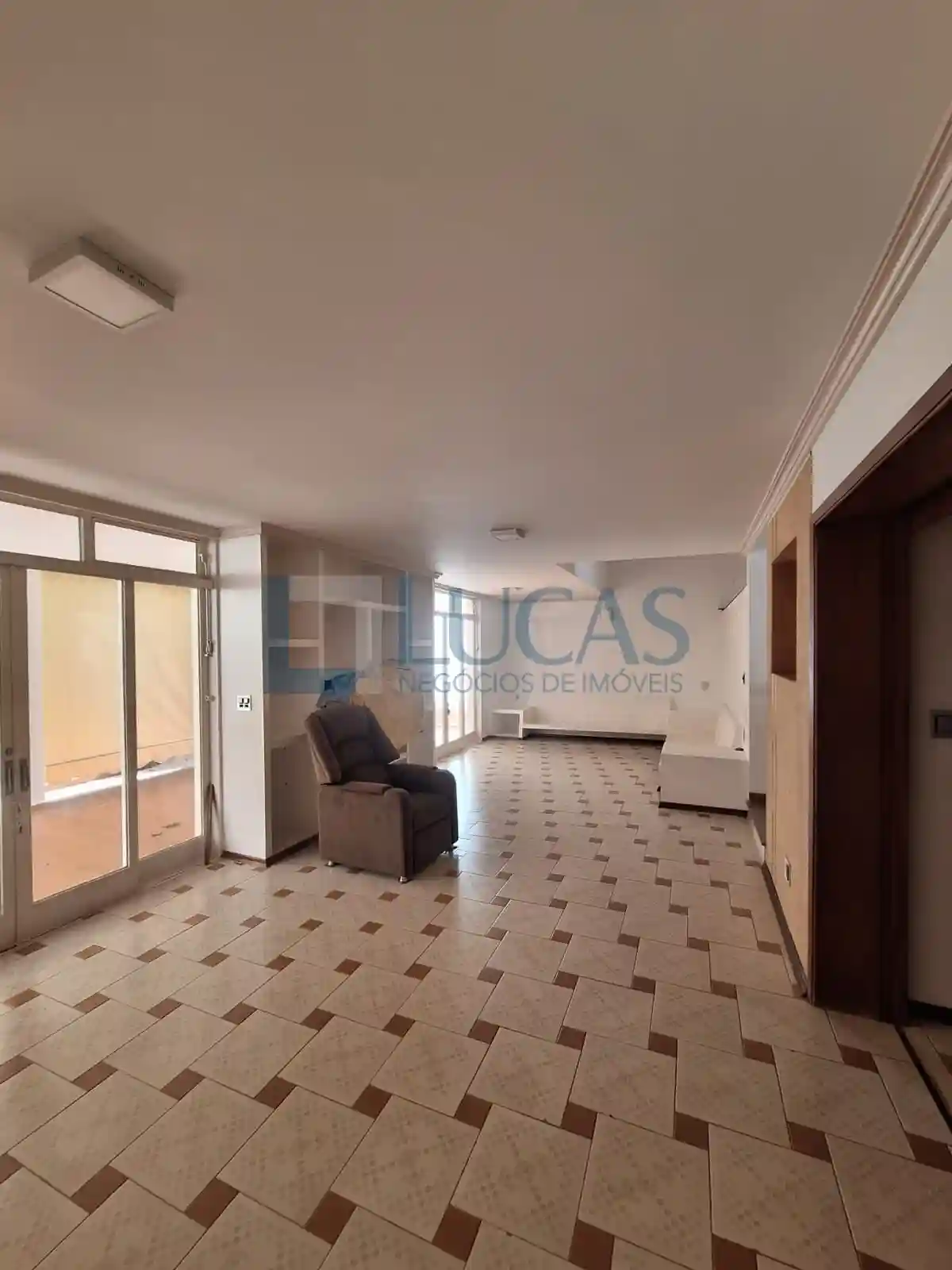 Casa com 3 quartos para aluguel, 360m² — foto 4 de 14
