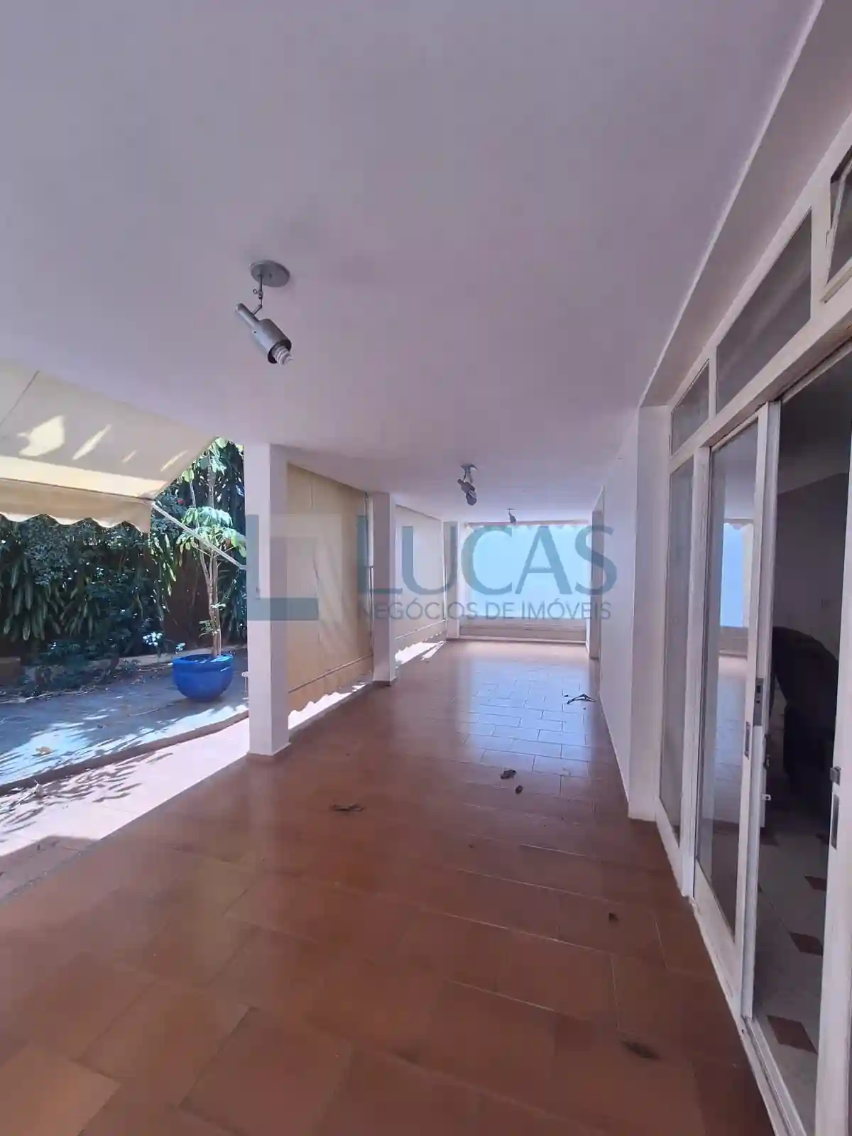 Casa com 3 quartos para aluguel, 360m² — foto 3 de 14