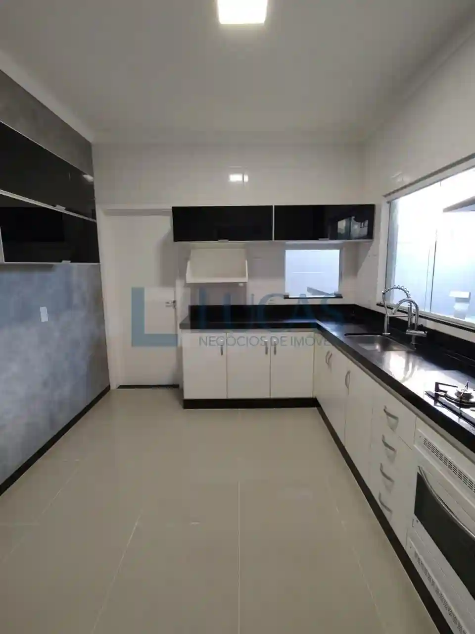 Casa de Condomínio com 4 quartos à venda, 300m² — foto 4 de 4