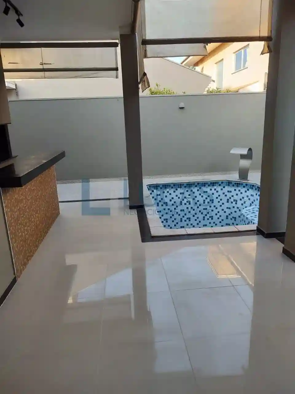Casa de Condomínio com 4 quartos à venda, 300m² — foto 2 de 4