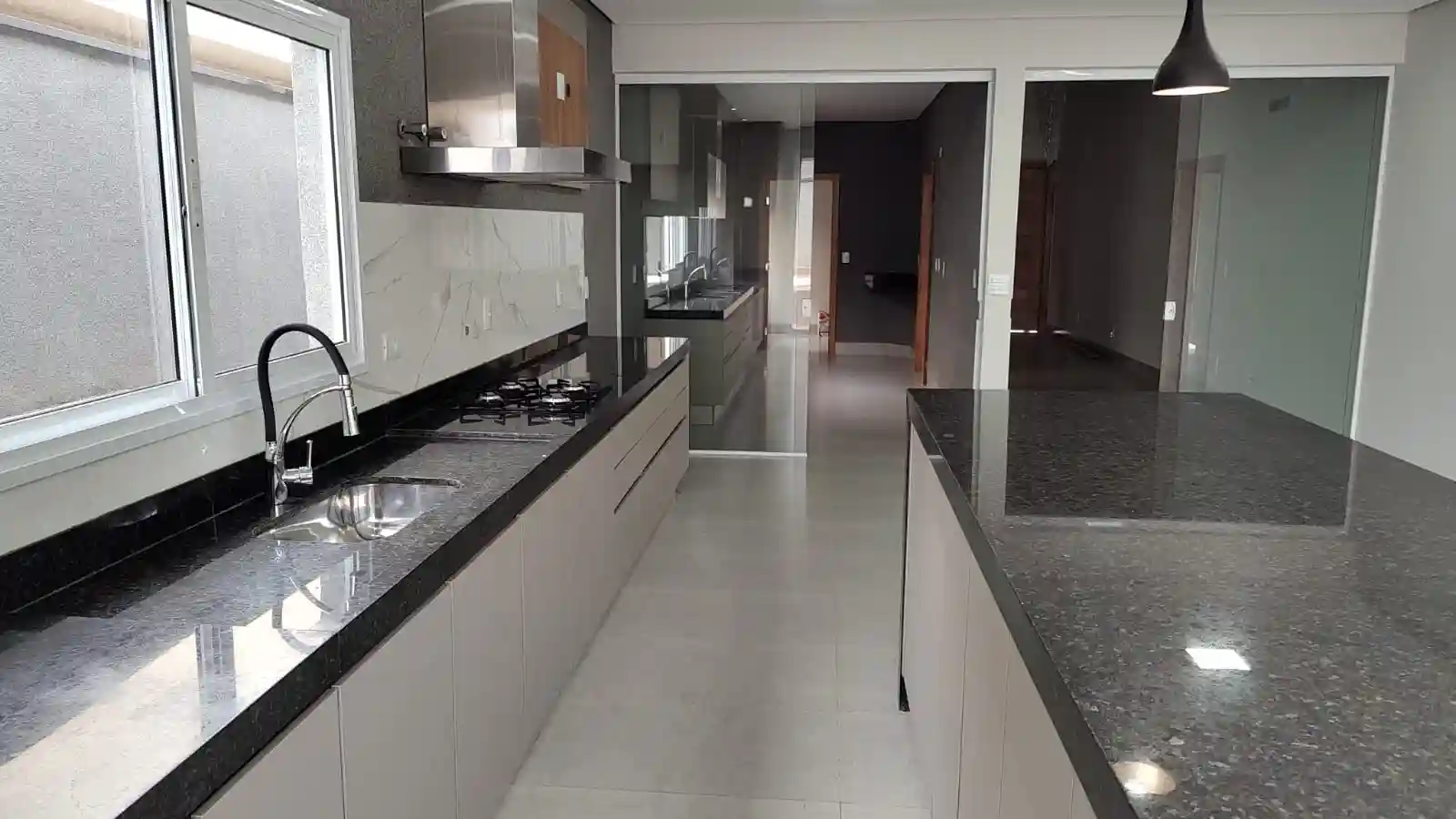 Casa de Condomínio com 3 quartos à venda, 360m² — foto 1 de 9