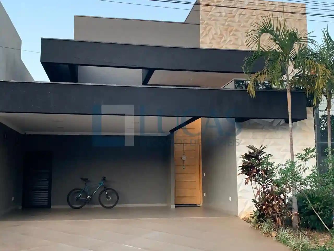 Casa de Condomínio com 3 quartos à venda, 220m² — foto 2 de 2