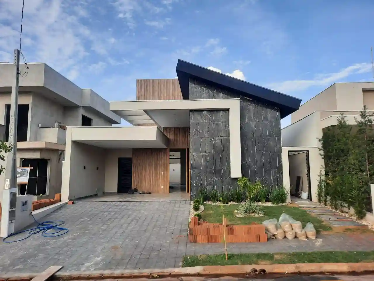 Casa de Condomínio com 3 quartos à venda, 276m² — foto 1 de 18