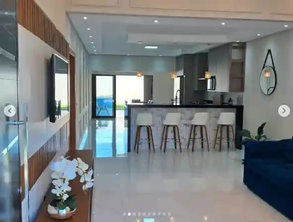 Casa com 3 quartos à venda, 376m² — foto 2 de 10