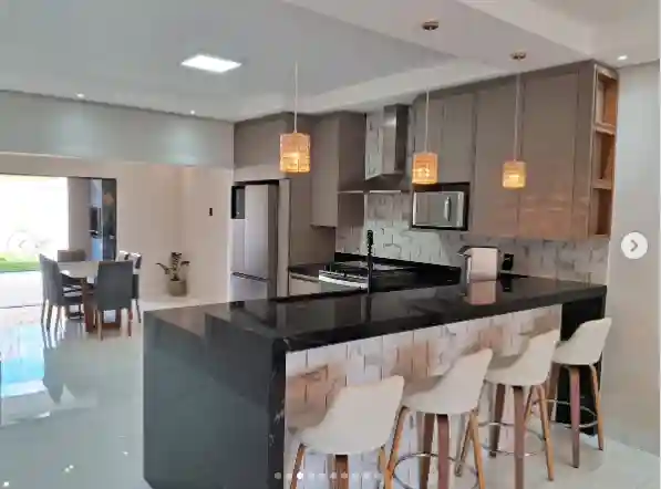 Casa com 3 quartos à venda, 376m² — foto 3 de 10