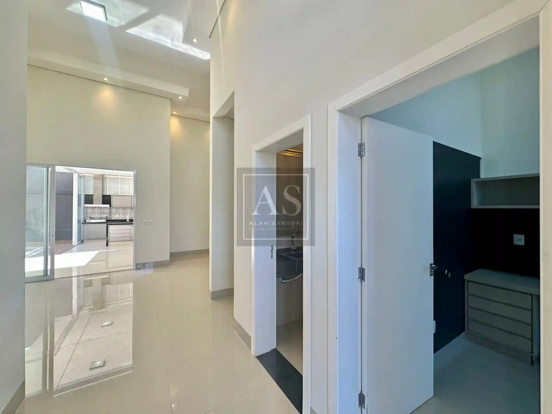 Casa de Condomínio com 3 quartos à venda, 220m² — foto 2 de 20