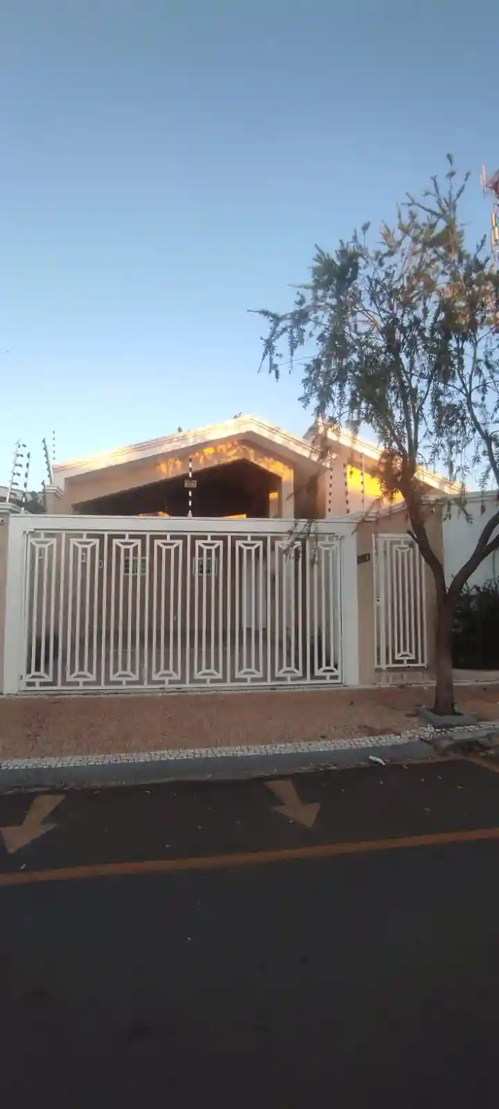 Casa com 3 quartos à venda, 200m² — foto 1 de 32