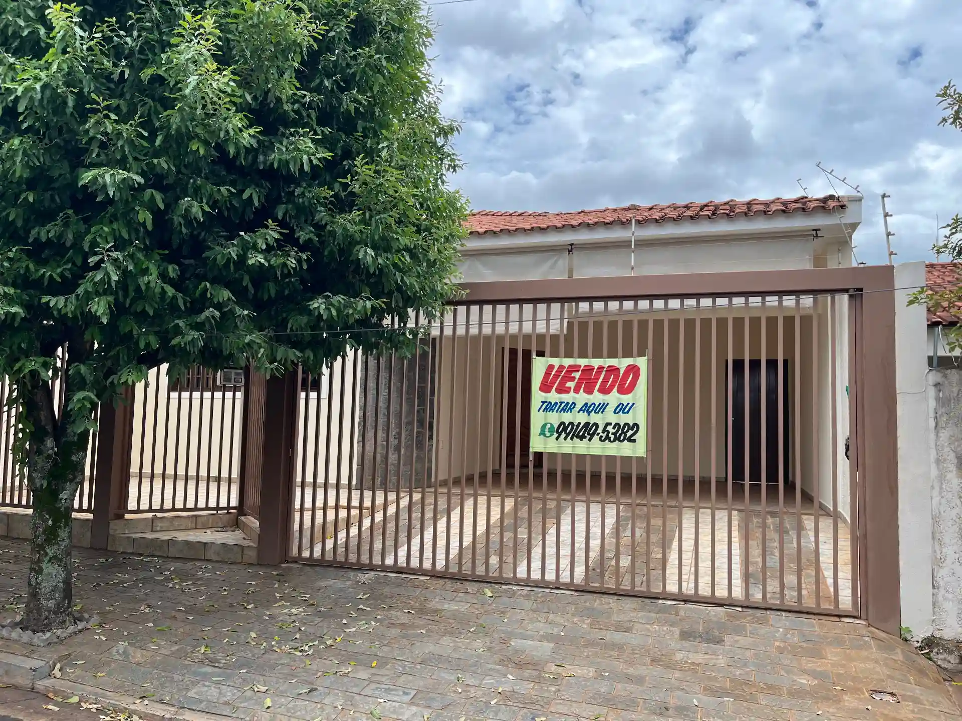 Casa com 3 quartos à venda, 166m² — foto 2 de 2