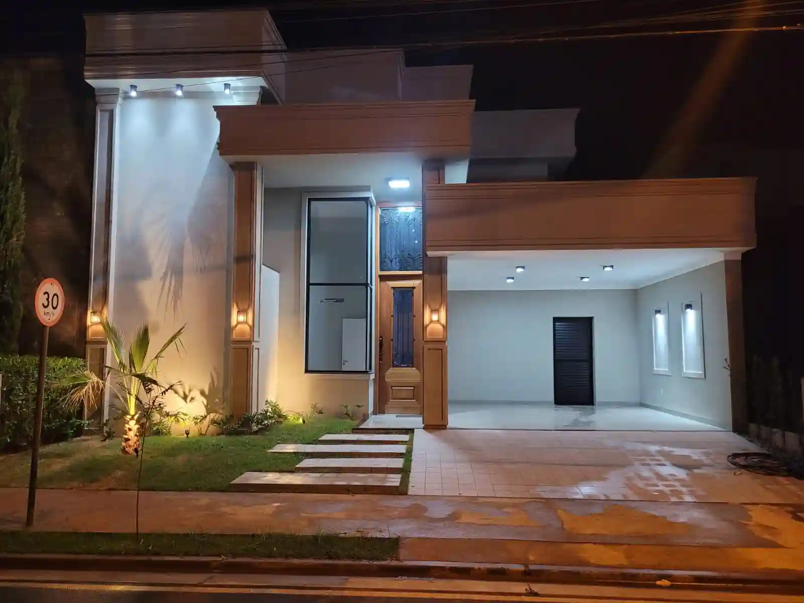 Casa de Condomínio com 3 quartos à venda, 190m² — foto 2 de 19