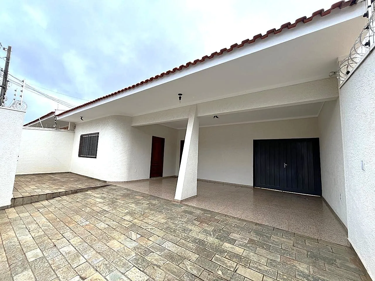 Casa com 4 quartos para aluguel, 280m² — foto 2 de 23