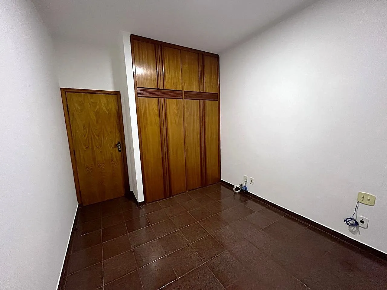 Casa com 4 quartos para aluguel, 280m² — foto 6 de 23