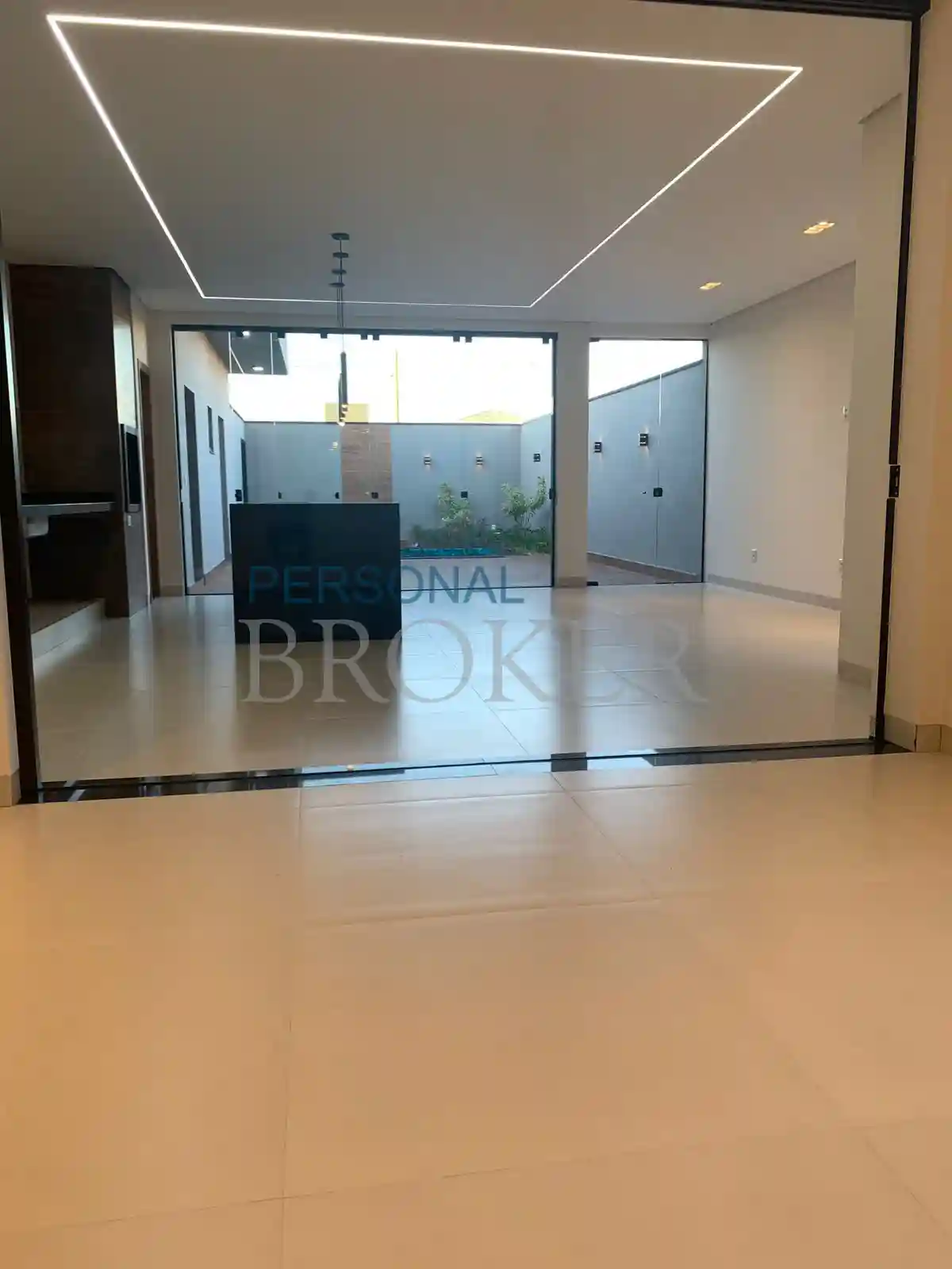 Casa de Condomínio com 3 quartos à venda, 220m² — foto 2 de 10