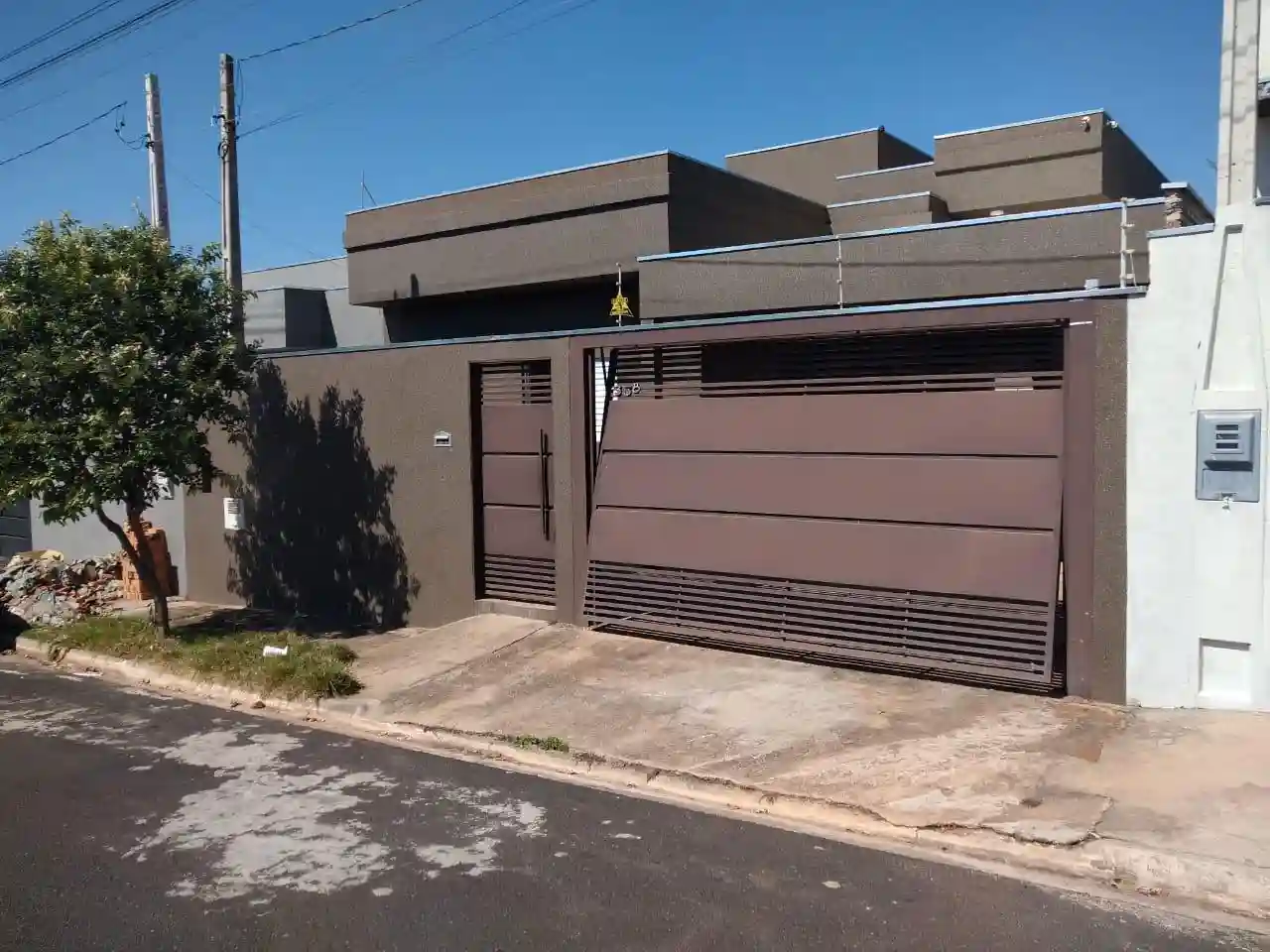 Casa com 3 quartos à venda, 200m² — foto 1 de 21