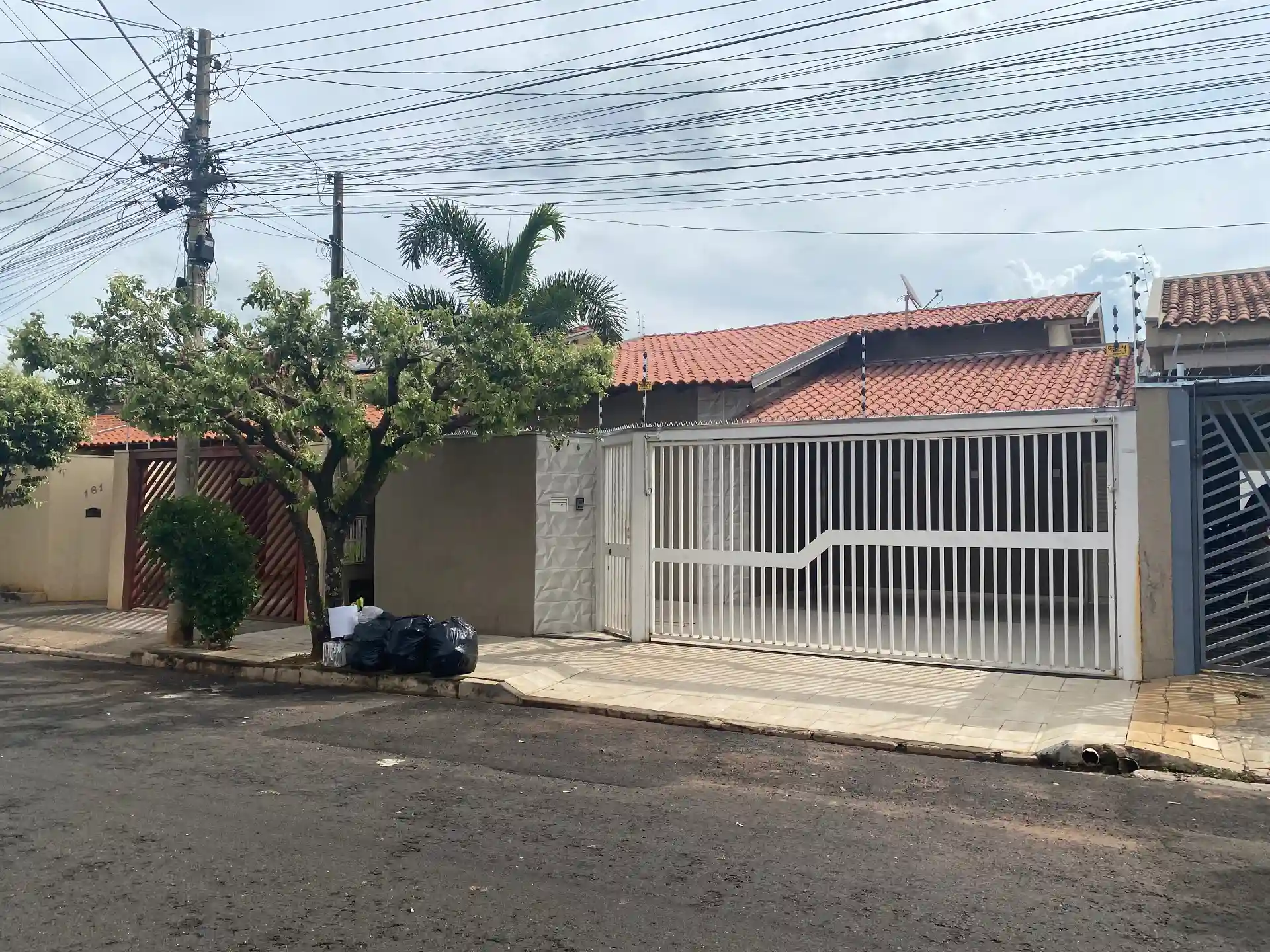 Casa com 3 quartos à venda, 200m² — foto 1 de 27