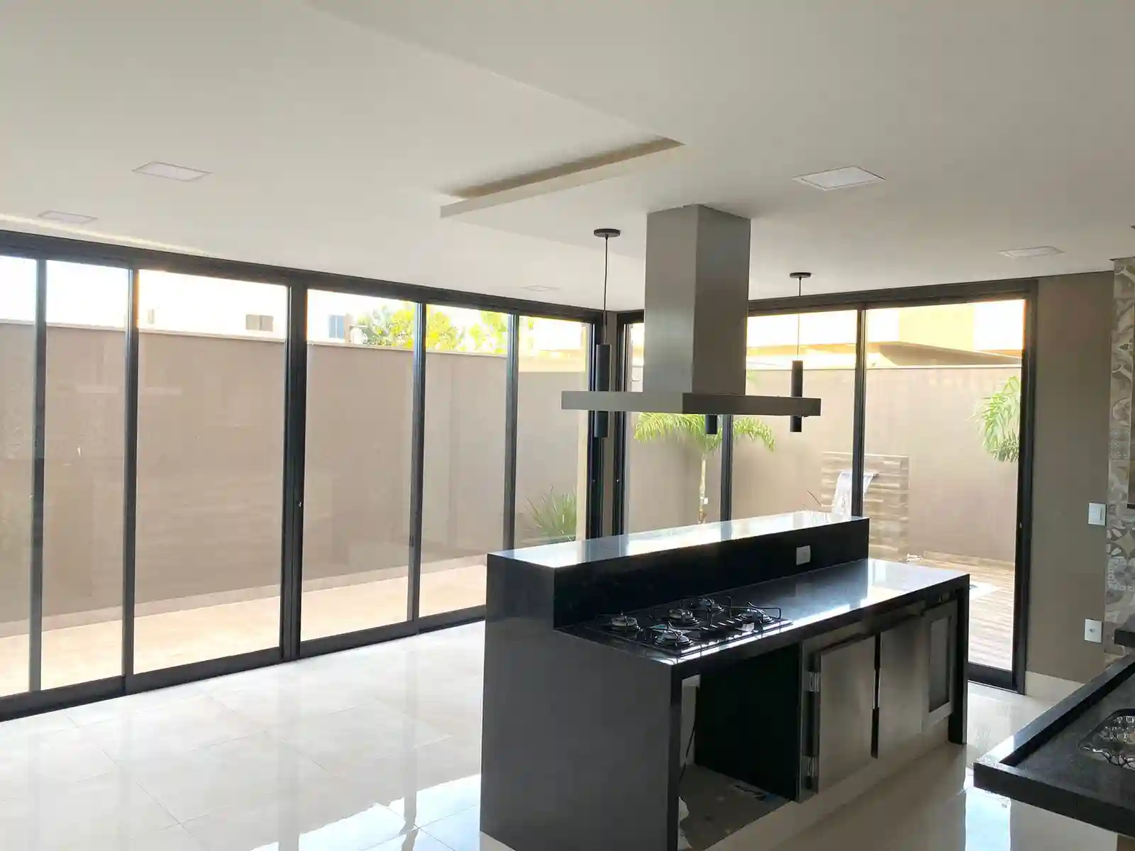 Casa de Condomínio com 3 quartos à venda, 360m² — foto 2 de 10