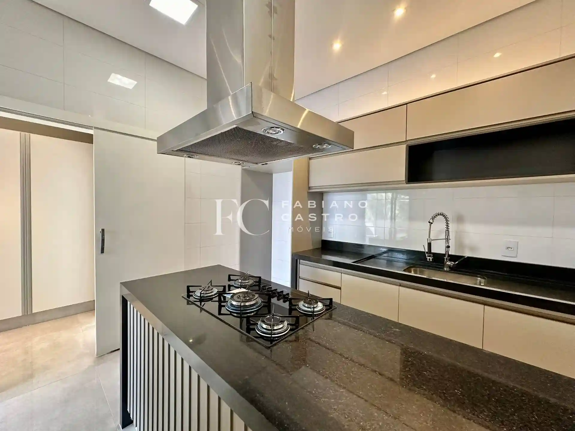 Casa de Condomínio com 3 quartos à venda, 260m² — foto 14 de 32