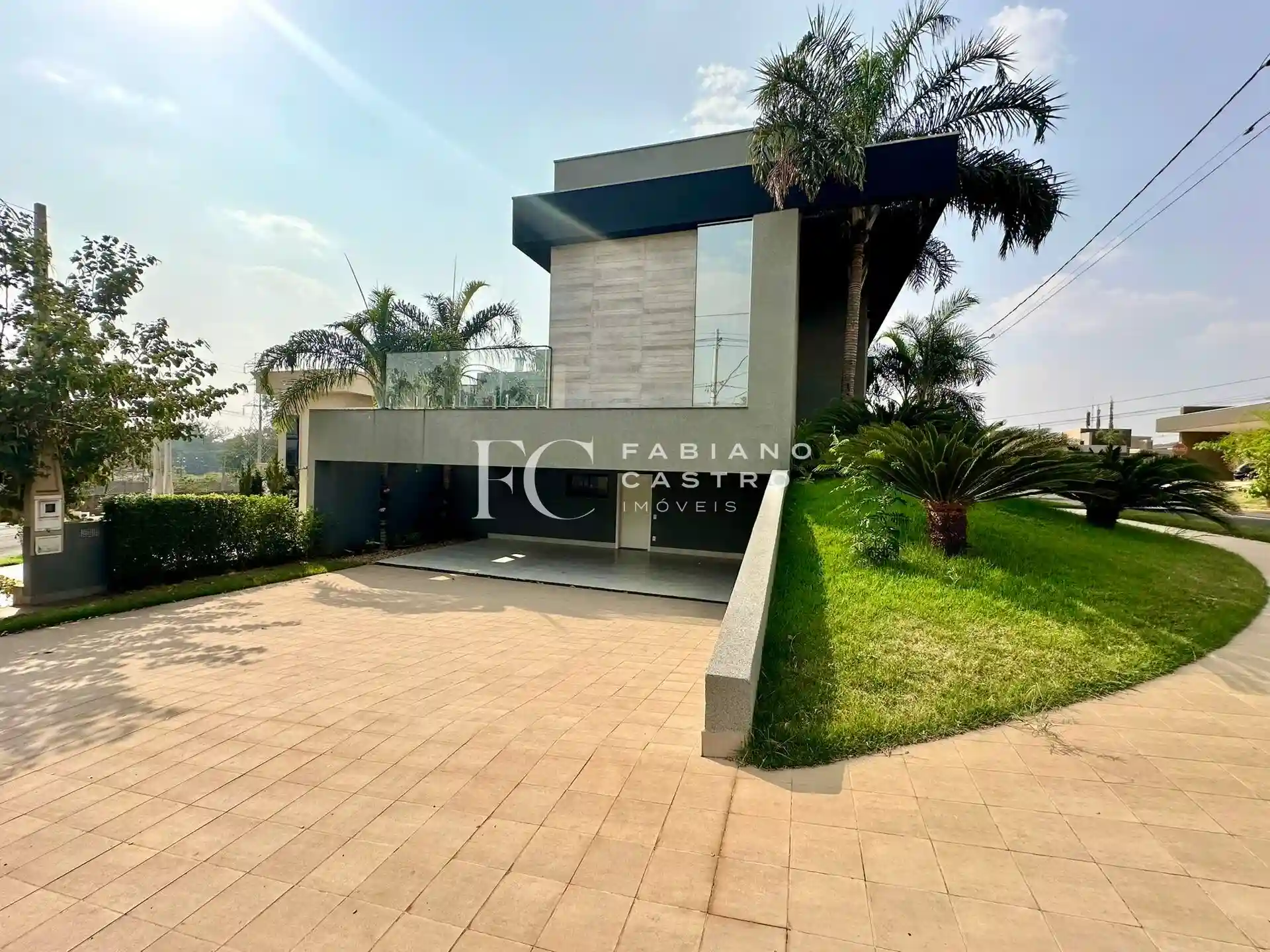 Casa de Condomínio com 3 quartos à venda, 260m² — foto 2 de 32