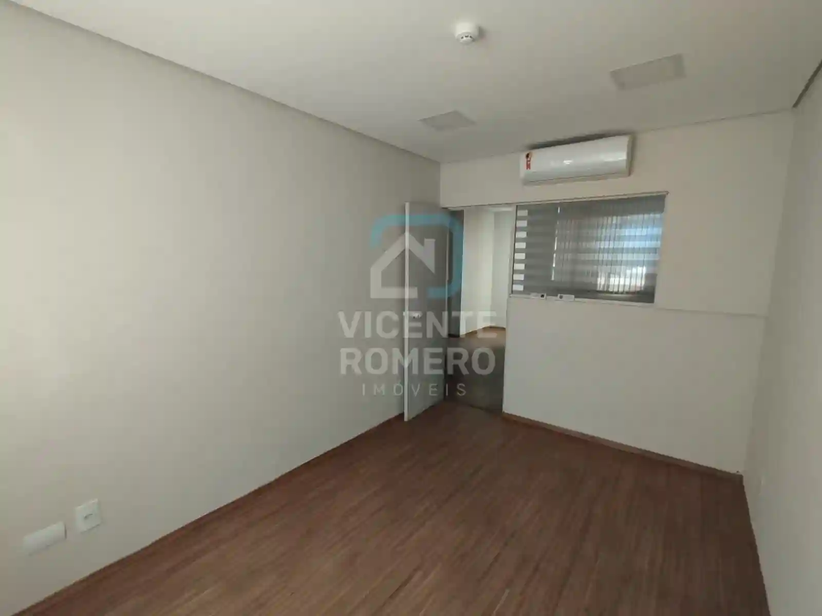 Conjunto Comercial / Sala  à venda, 50m² — foto 3 de 32