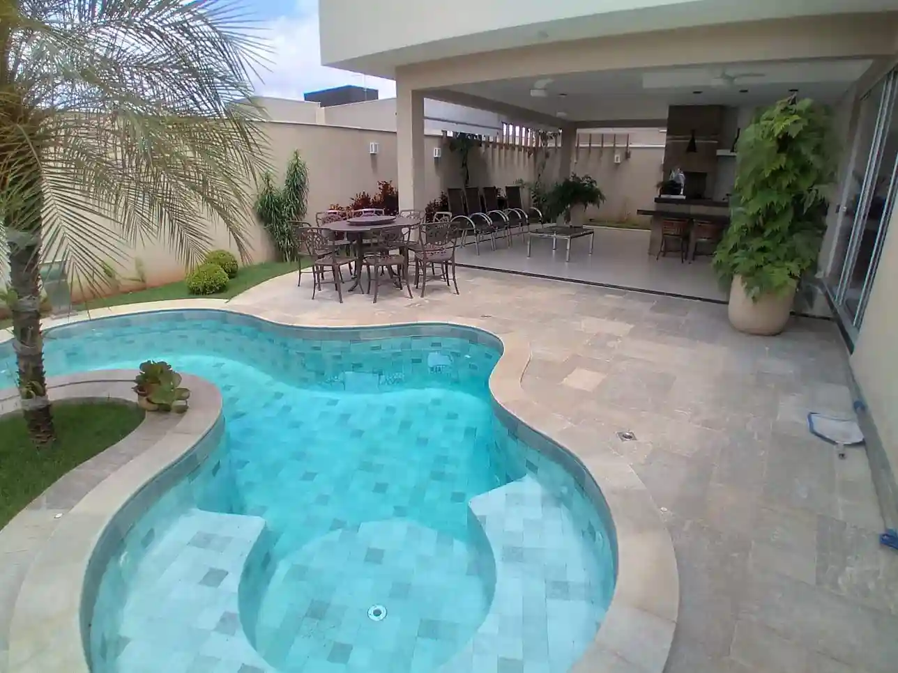 Casa de Condomínio com 3 quartos à venda, 242m² — foto 1 de 26