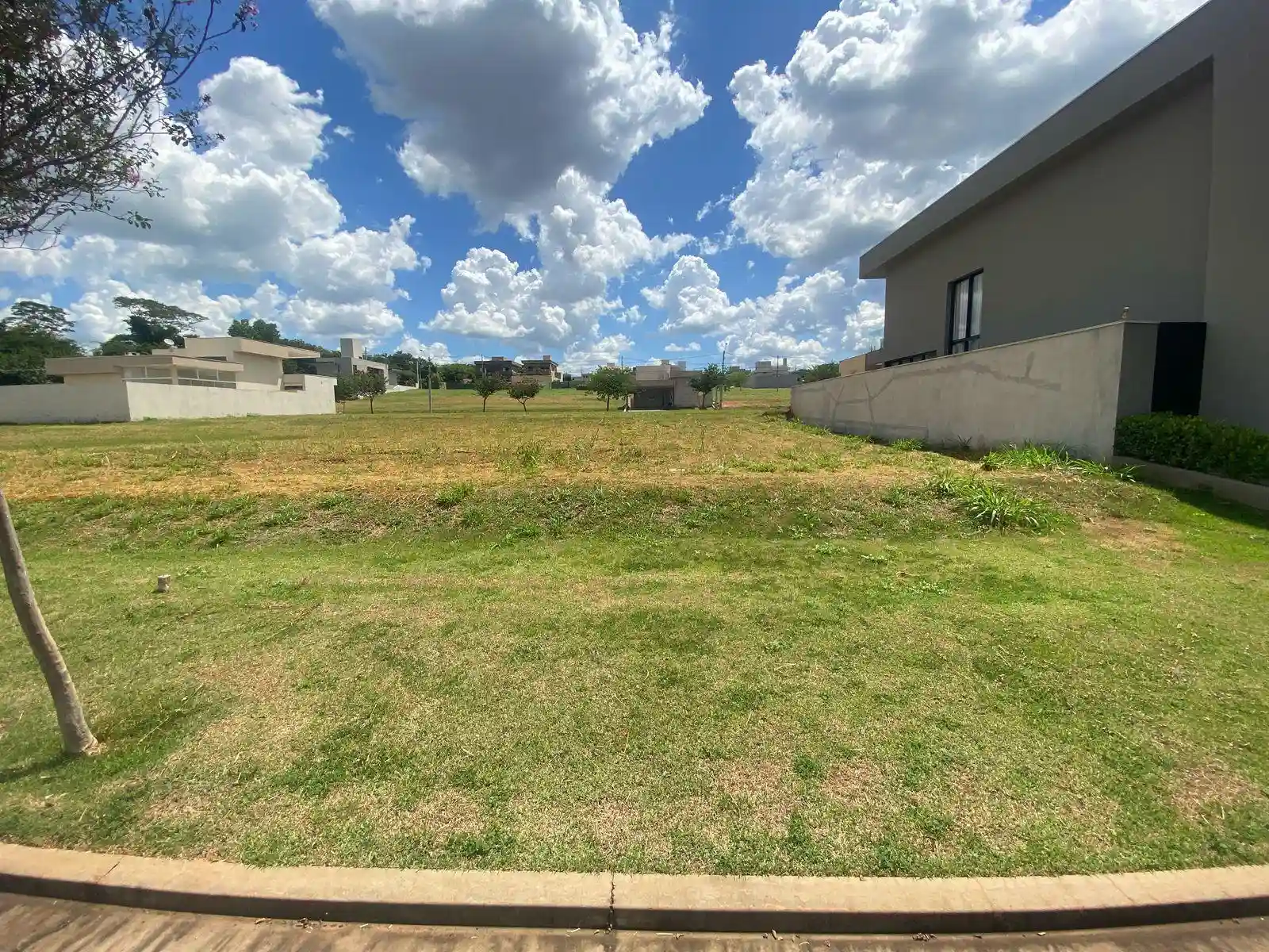 Terreno / Lote / Condomínio  à venda, 300m² — foto 1 de 8