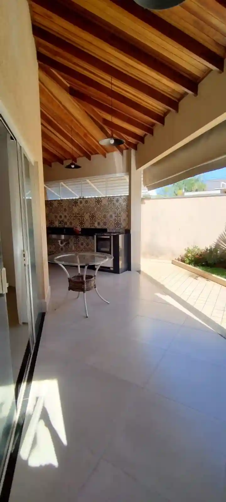 Casa de Condomínio com 3 quartos à venda, 236m² — foto 2 de 33