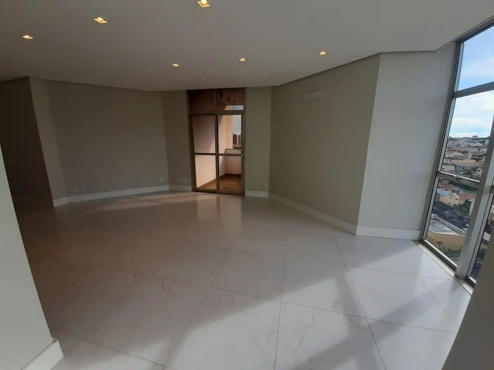 Apartamento com 3 quartos à venda, 200m² — foto 1 de 37