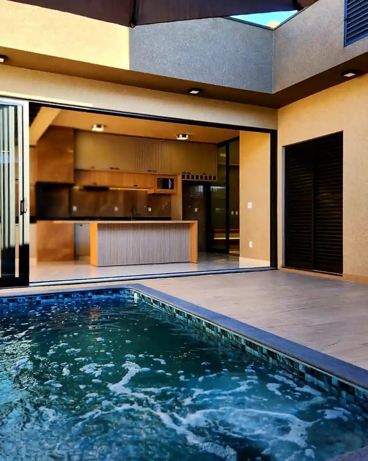 Casa de Condomínio com 3 quartos à venda, 253m² — foto 1 de 11