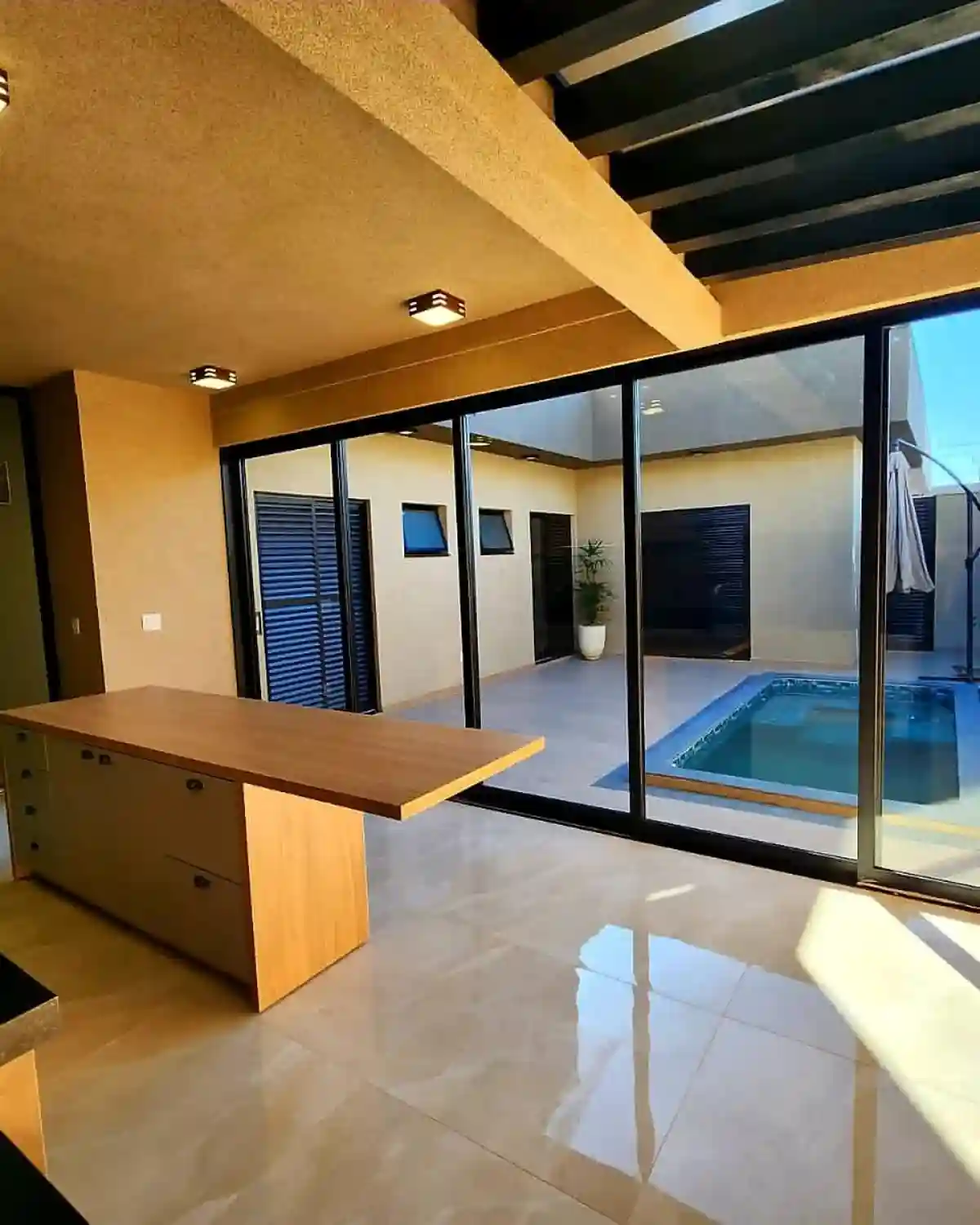Casa de Condomínio com 3 quartos à venda, 253m² — foto 3 de 11