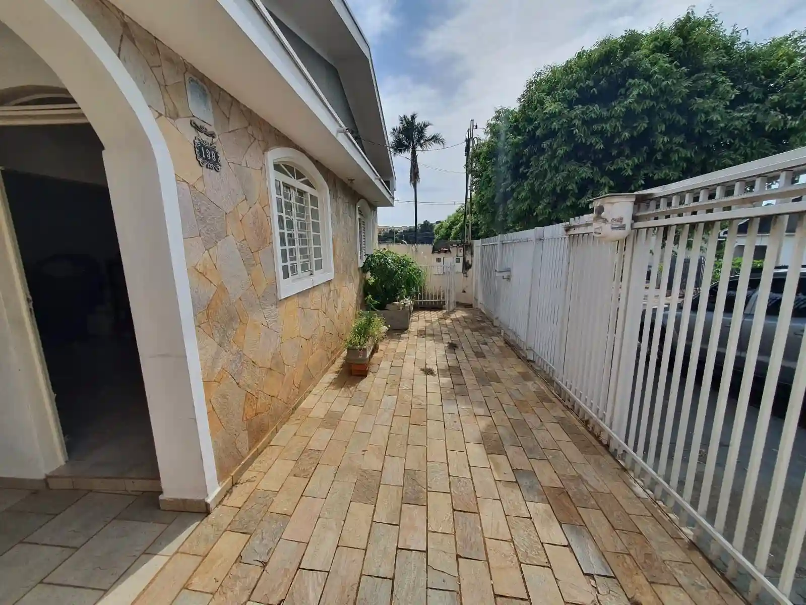 Casa com 3 quartos à venda, 207m² — foto 2 de 19