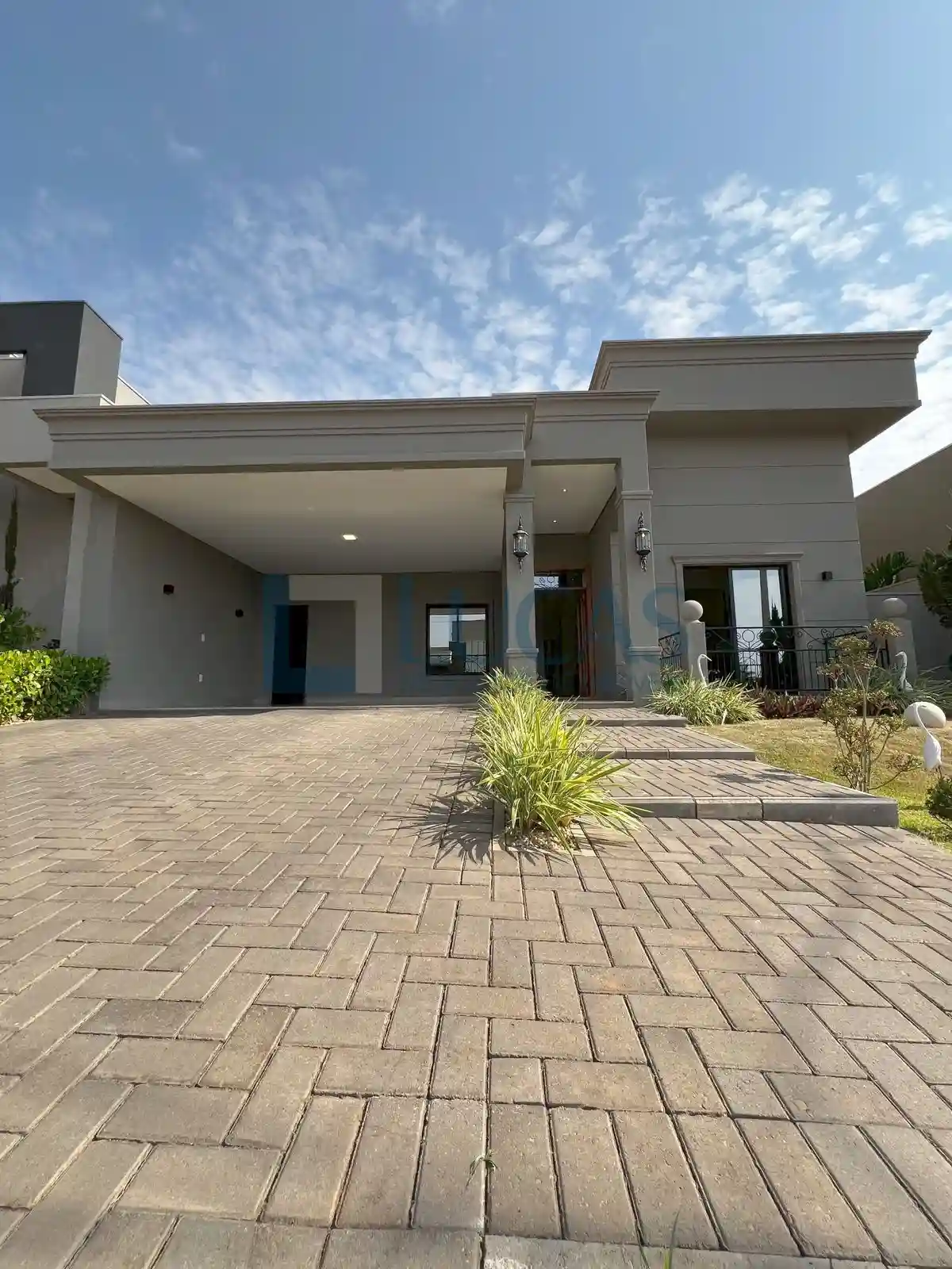 Casa de Condomínio com 3 quartos à venda, 224m² — foto 2 de 33
