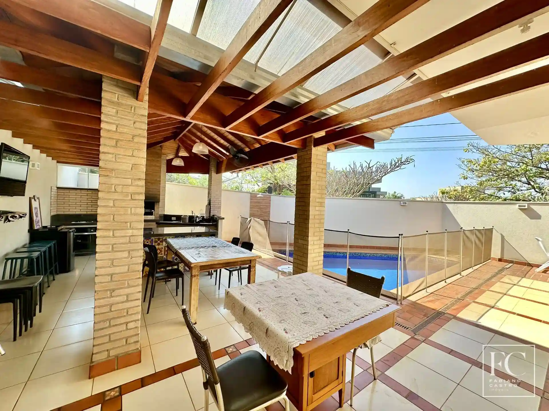 Casa de Condomínio com 3 quartos à venda, 220m² — foto 10 de 26